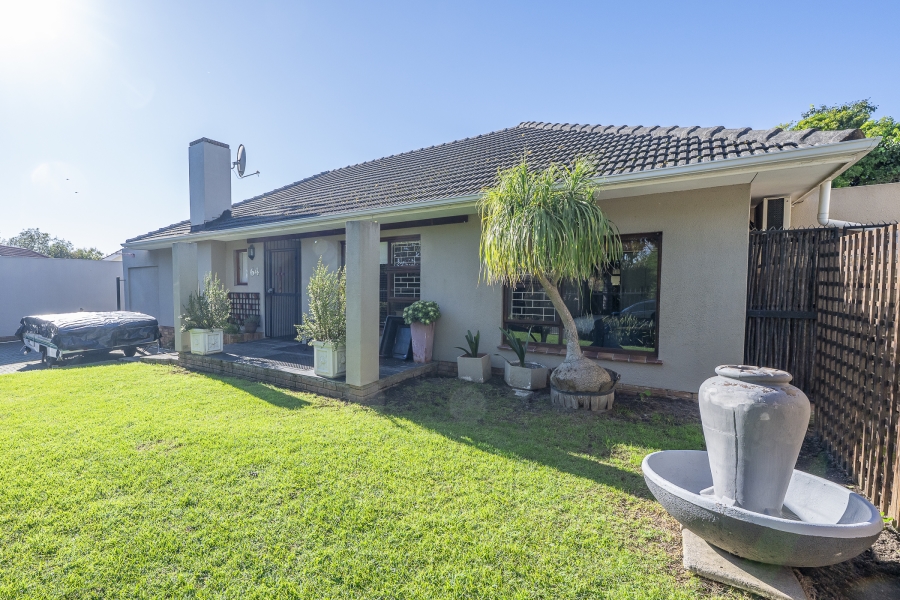 5 Bedroom Property for Sale in Kenridge Western Cape